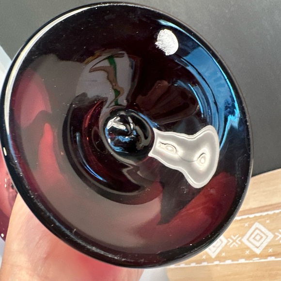 Amethyst Color Ruffle Vase 10 Inches High Daffodils pattern embossed - Picture 4 of 13